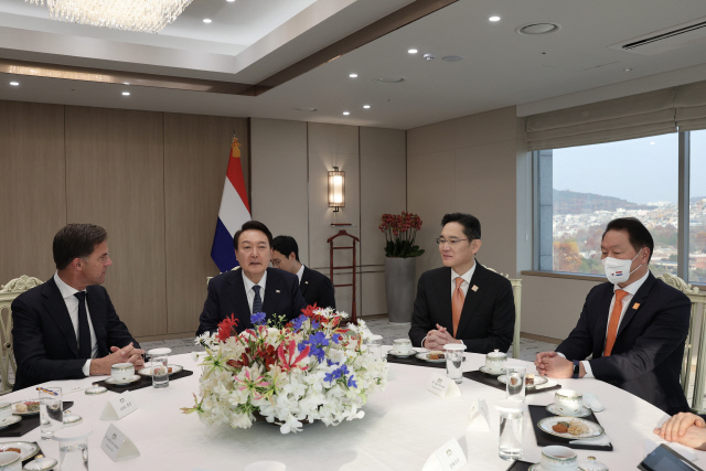 윤석열 대통령이 지난해 11월 용산 대통령실에서 열린 한-네덜란드 정상 반도체기업인 차담회에서 마크 루터 네덜란드 총리, 이재용 삼성전자 회장, 최태원 SK그룹 회장 등 참석자들과 대화를 나누고 있다. 대통령실 제공